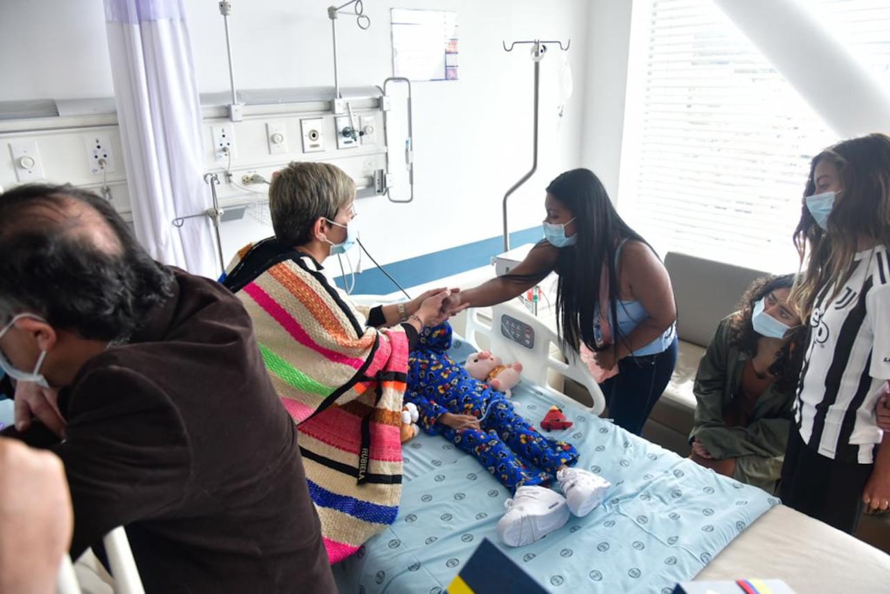 La primera dama, Verónica Alcocer, visitando a los niños en el Hospital Militar.