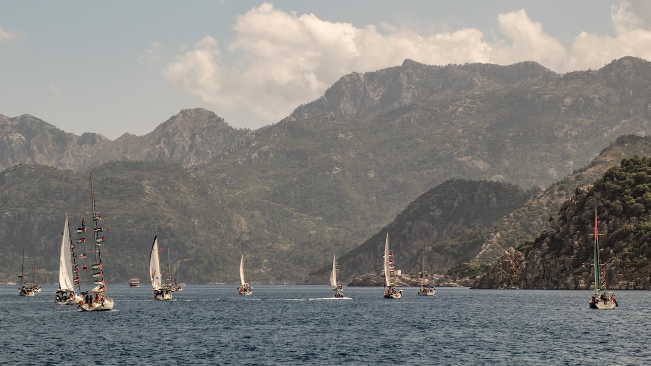 Embarcaciones pertenecientes a la Flotilla Global Sumud, que transportan activistas y ayuda humanitaria, partieron hacia Gaza desde el puerto de Marmaris, Turquía.