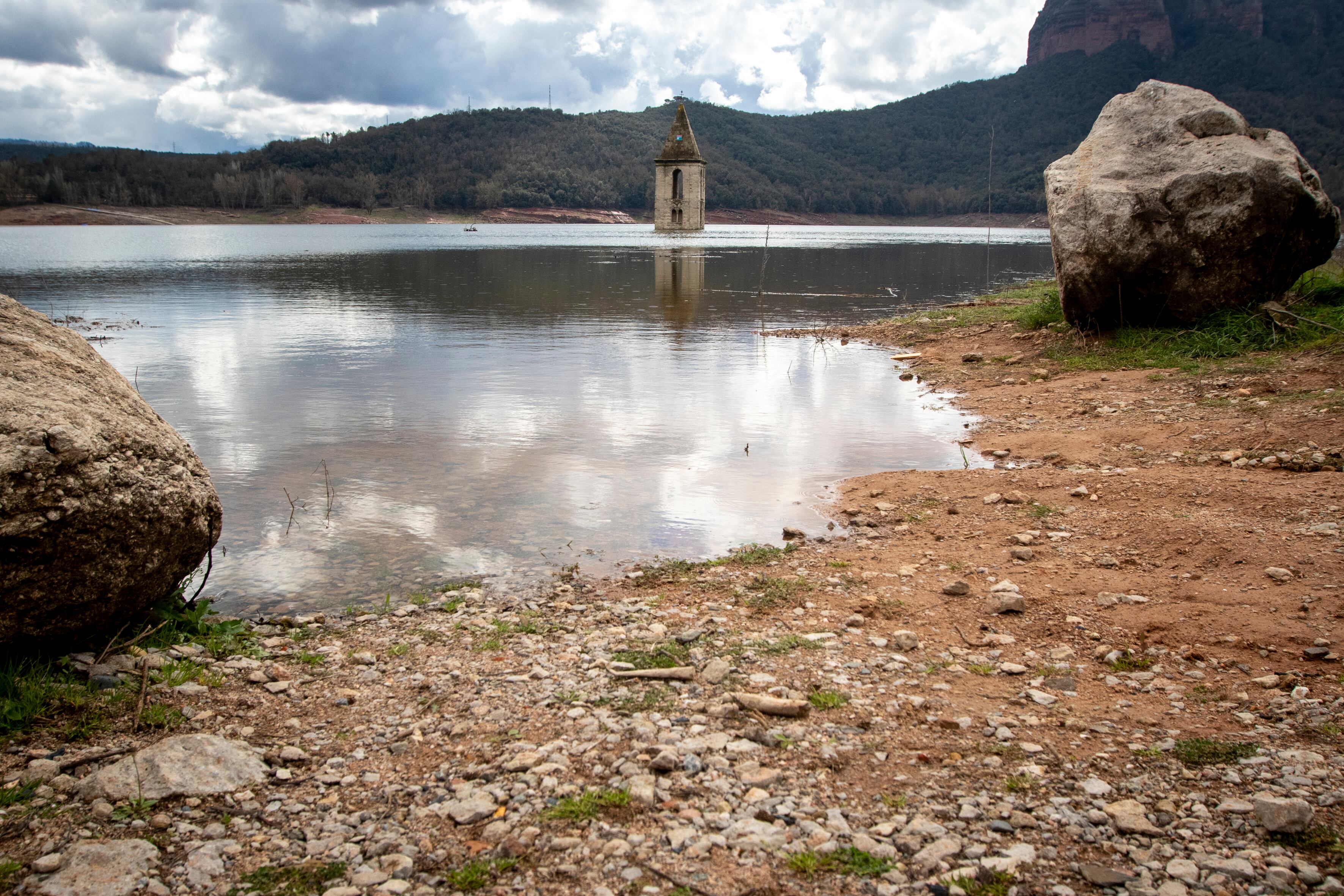 Iglesia de Sant Romà de Sau que está sumergida bajo el agua.