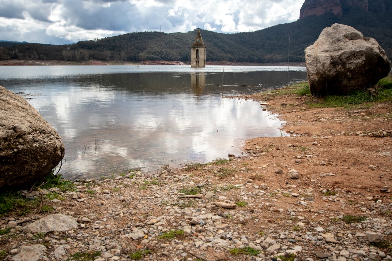 Iglesia de Sant Romà de Sau que está sumergida bajo el agua.