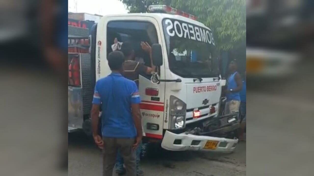 Al parecer, el vehículo se dirigía a atender una emergencia.