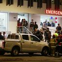 Un vehículo acribillado por disparos rodeado por la policía mientras custodian el hospital al que fueron trasladados varios heridos tras el ataque a tiros contra el candidato presidencial Fernando Villavicencio en Quito, Ecuador, el miércoles 9 de agosto de 2023. Villavicencio fue asesinado a la salida de un colegio mientras se metía en vehículo tras un mítin electoral. (AP Foto/Juan Diego Montenegro)