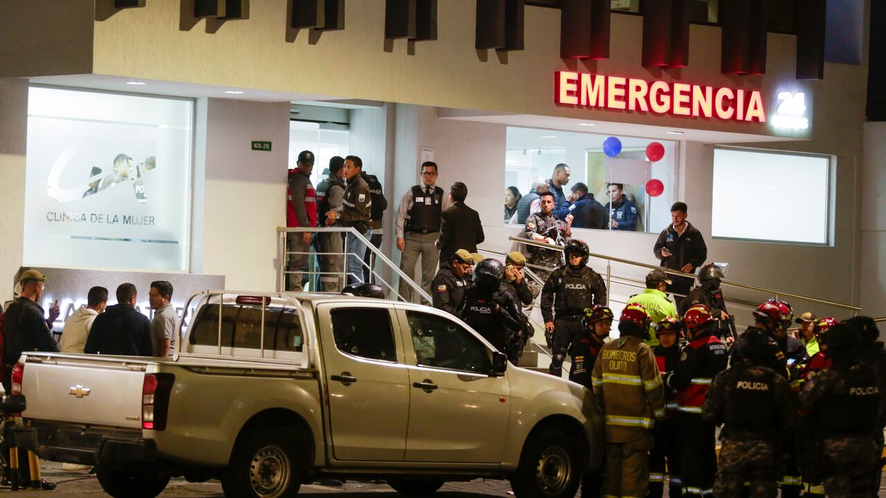 Un vehículo acribillado por disparos rodeado por la policía mientras custodian el hospital al que fueron trasladados varios heridos tras el ataque a tiros contra el candidato presidencial Fernando Villavicencio en Quito, Ecuador, el miércoles 9 de agosto de 2023. Villavicencio fue asesinado a la salida de un colegio mientras se metía en vehículo tras un mítin electoral. (AP Foto/Juan Diego Montenegro)