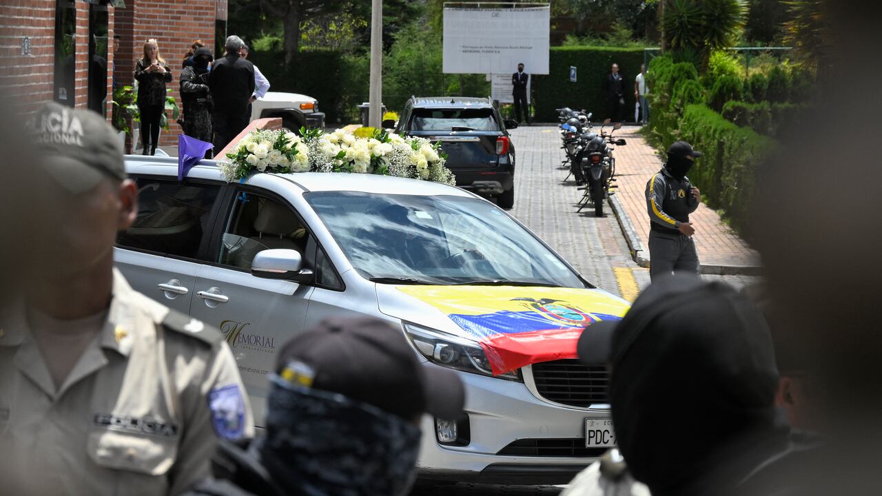 A hearse is seen during the funeral of slain Ecuadorean presidential candidate Fernando Villavicencio at the Vertical Cemetery in Quito on August 11, 2023. Ecuador declared a state of emergency Thursday and asked the FBI to help probe the assassination of a popular presidential candidate, whose death has highlighted the once-peaceful nation's decline into a violent hotbed of drug trafficking and organized crime. (Photo by Rodrigo BUENDIA / AFP)