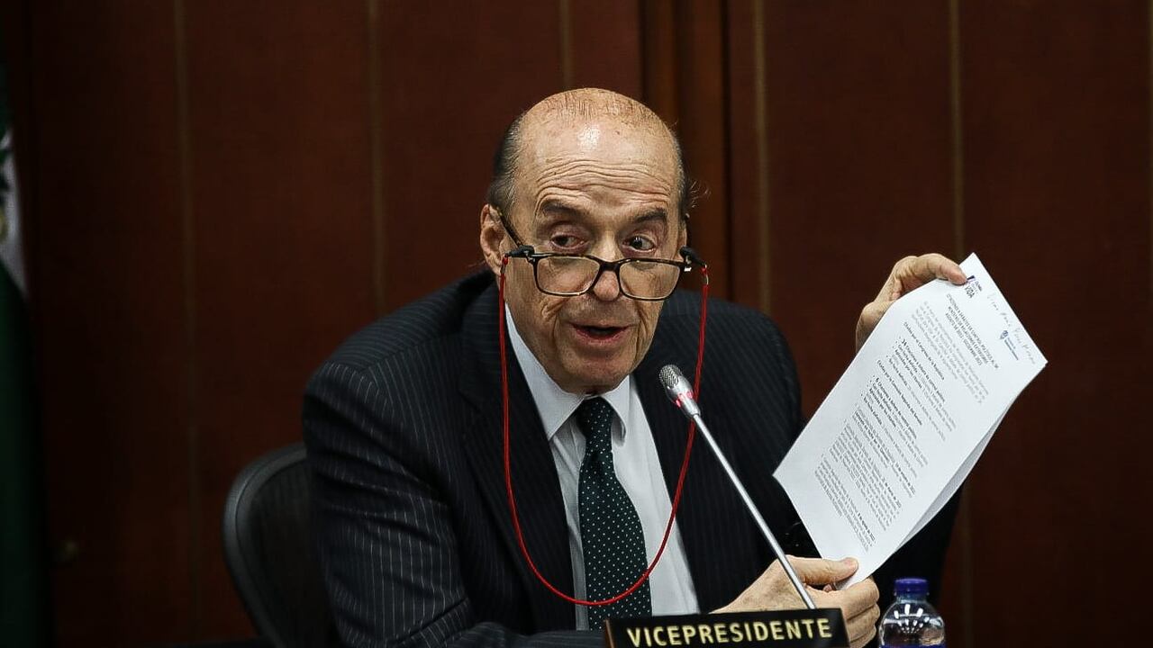 Canciller Álvaro Leyva asiste a un debate de control político en la Comisión Segunda del Senado