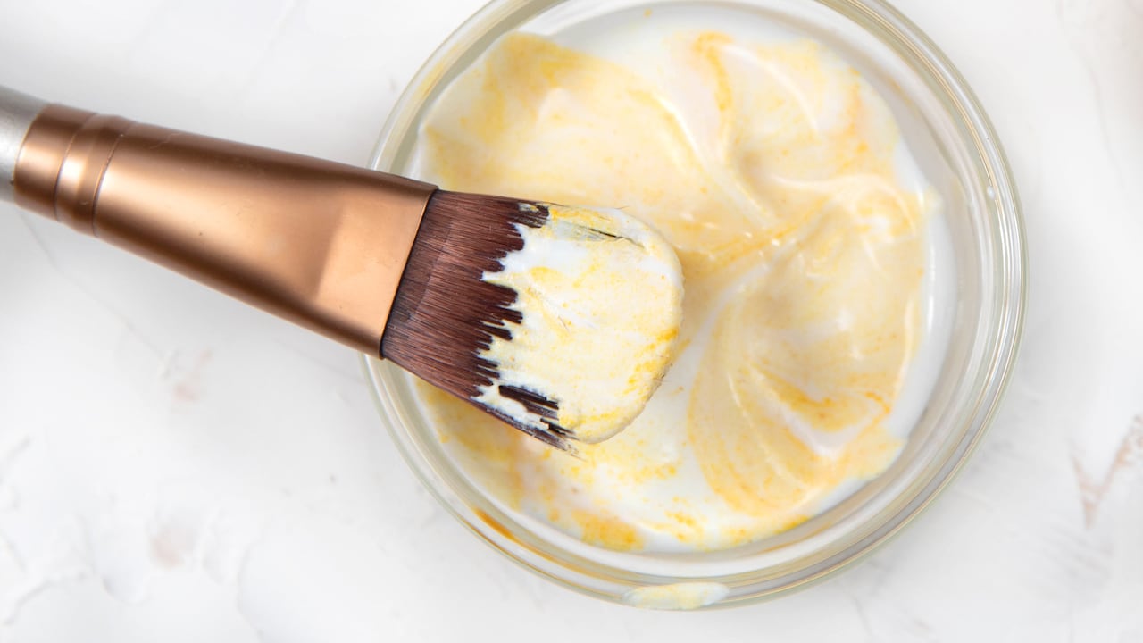 La mascarilla de miel y canela ayuda a combatir el acné.