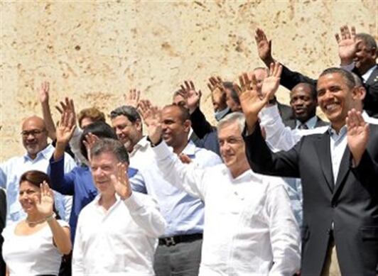 El Gobierno de Colombia también ofreció una multitudinaria cena y fiesta en el fuerte de San Felipe de Barajas, que domina la ciudad de Cartagena y el mar Caribe.