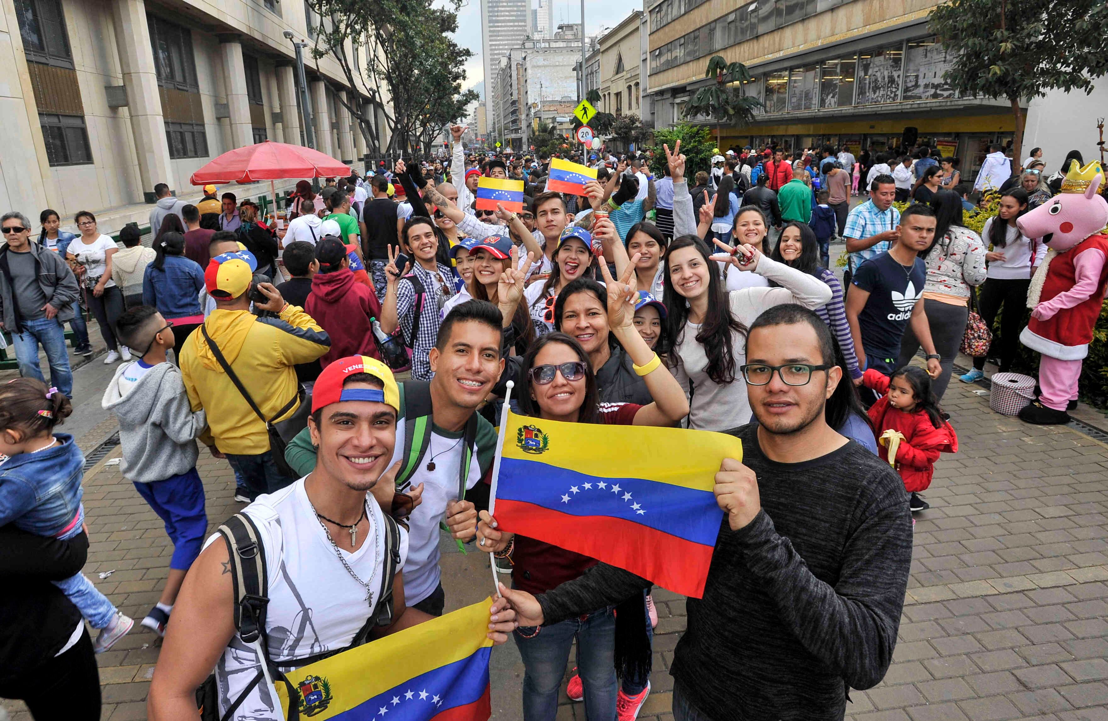 Venezolanos —residentes en Bogotá— hacen fila para sufragar en la Plaza de Bolívar,  el domingo 16 de julio de 2017, en Colombia, durante las votaciones al plebiscito. Esta jornada democrática ha sido  impulsada  por la oposición al gobierno de Nicolás Maduro. En las tarjetas, los ciudadanos deben responder ‘sí’ o ‘no’ a tres preguntas: la primera es si respalda el plan del presidente Nicolás Maduro de cambiar la Constitución; la segunda es si  apoya la intervención de las Fuerzas Armadas para “restituir el orden constitucional” y por último si desea un gobierno de unidad nacional. Foto: Carlos Julio Martínez /