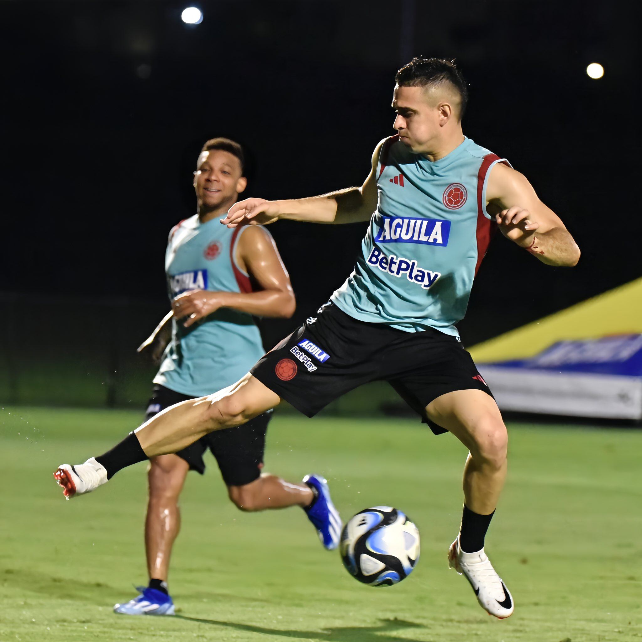 Rafael Santos Borré en la práctica de la Selección Colombia.