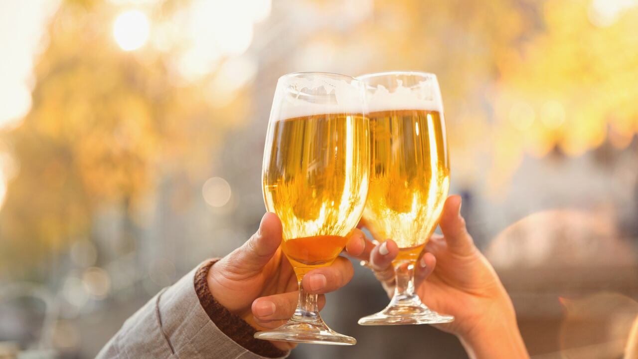 Pareja brindando con vasos de cerveza