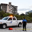 Police stand guard near a partially collapsed building a partially collapsed building in Surfside north of Miami Beach, on June 24, 2021. - The multi-story apartment block in Florida partially collapsed early June 24, sparking a major emergency response. Surfside Mayor Charles Burkett told NBC�s Today show: �My police chief has told me that we transported two people to the hospital this morning at least and one has died. We treated ten people on the site.� (Photo by CHANDAN KHANNA / AFP)
