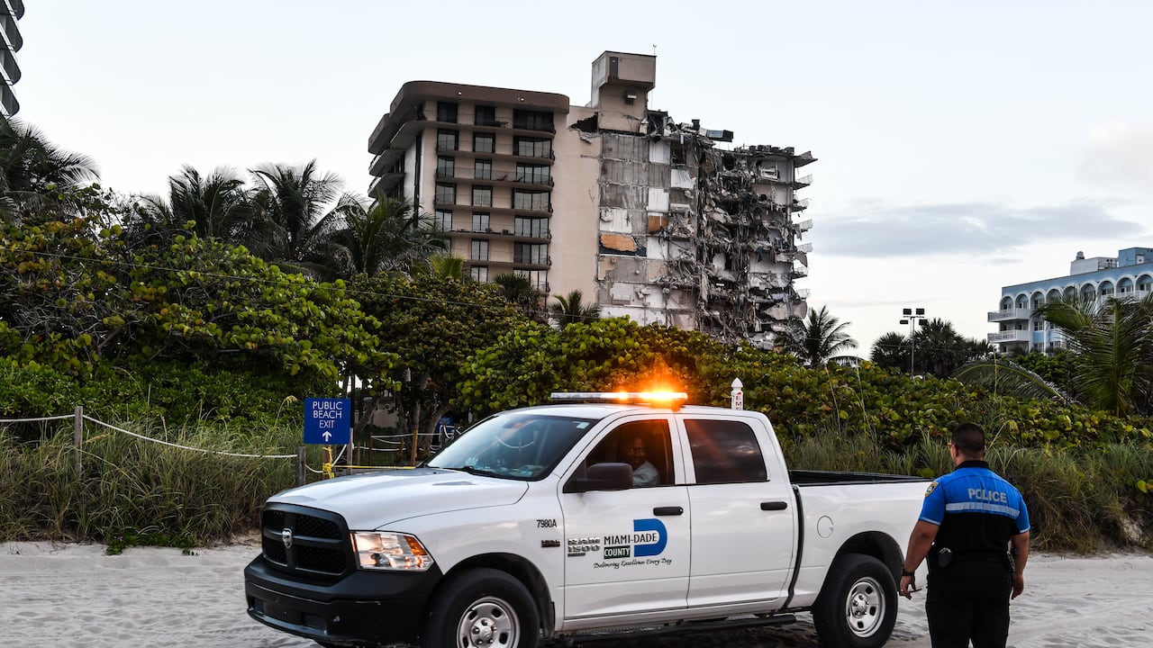 Colapso edificio Miami Beach (Photo by CHANDAN KHANNA / AFP)