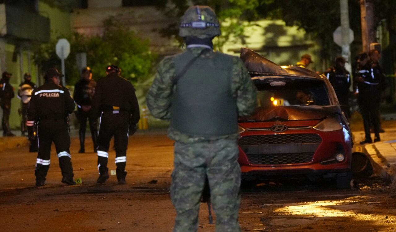 La zona donde ocurrió la primera explosión fue acordonada hasta por el Ejército de Ecuador