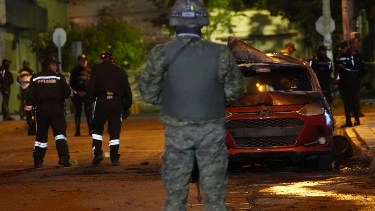 La zona donde ocurrió la primera explosión fue acordonada hasta por el Ejército de Ecuador
