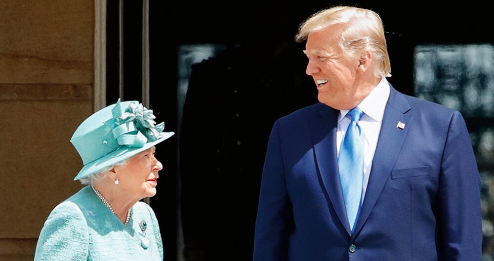 2019: Donald Trump y la monarca inglesa posan juntos durante una cena de Estado en el Palacio de Buckingham.