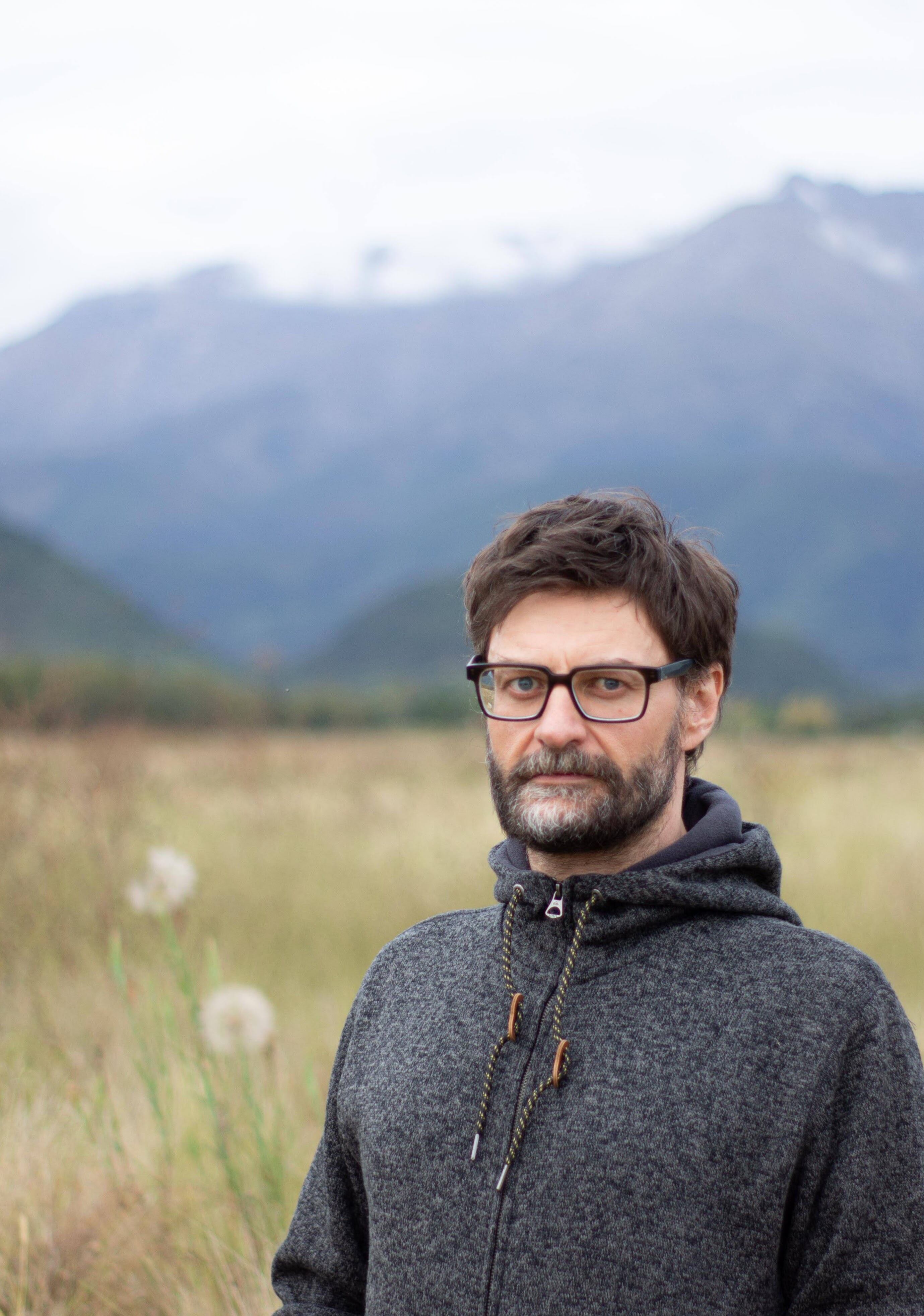 Federico Falco nació en General Cabrera, Córdoba, Argentina, en 1977.  Ha escrito cuentos, poemas y novelas. En FILBo presenta 'Cielos de Córdoba', sobre la cual responde nuestro custionario.