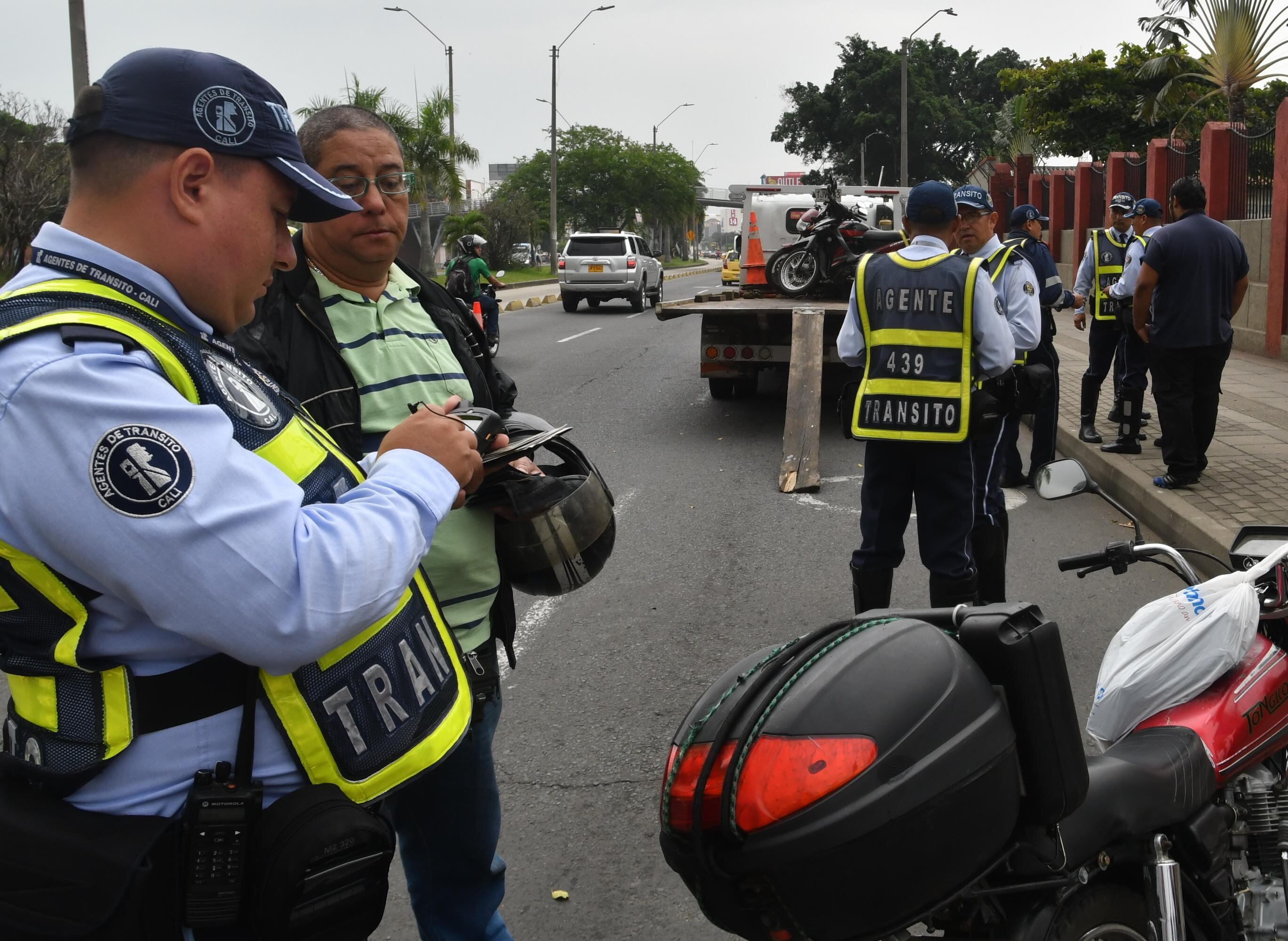 Durante los controles que los agentes de tránsito realizan en las vías de Cali, uno de los documentos que se pide es el Soat. Este requisito ya no es necesario portarlo físicamente pues, si se tiene al día, se puede consultar en la página del Runt.