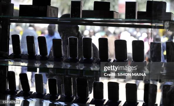 Desmantelan fábrica de celulares Samsung falsos en la India.