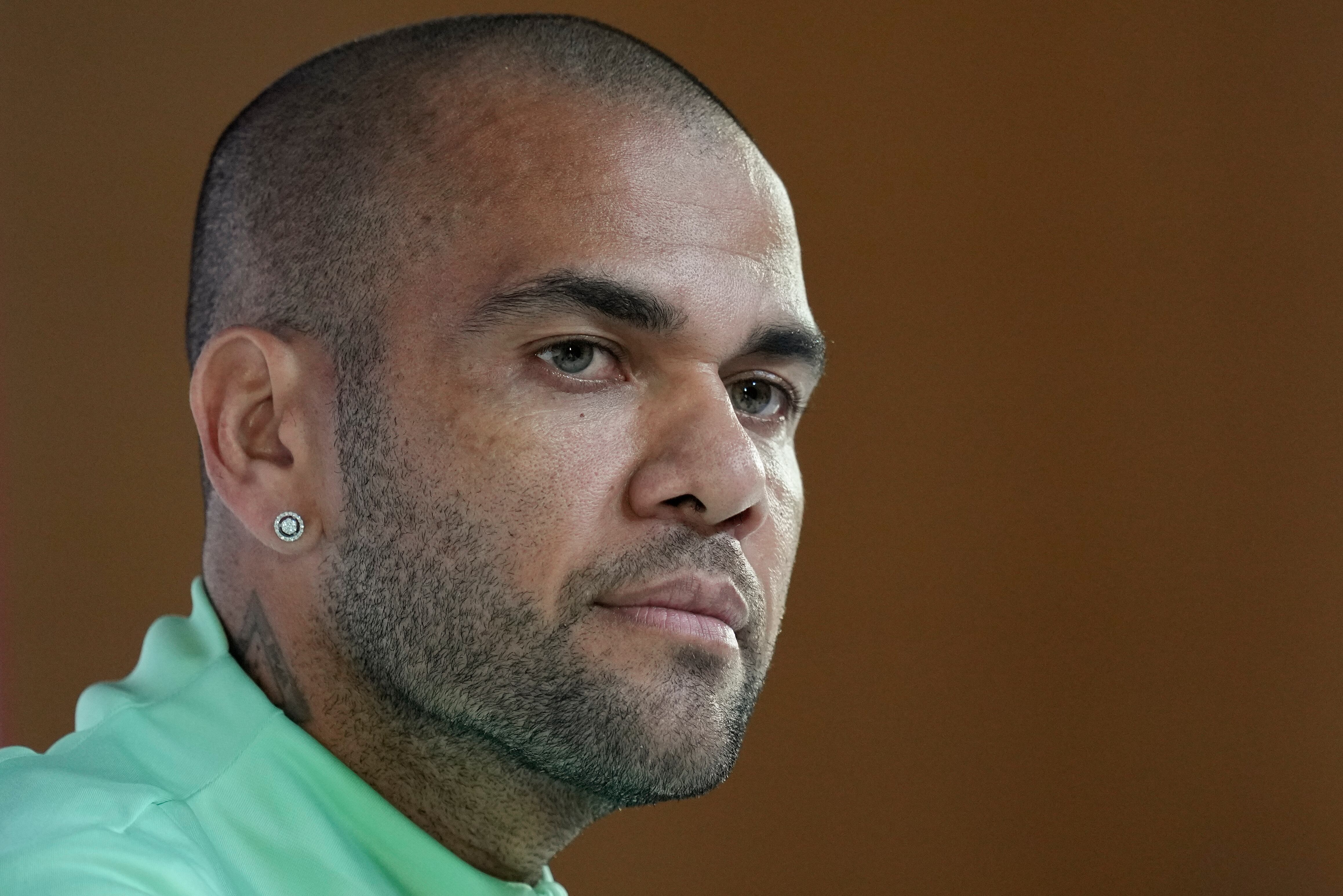 En esta imagen de archivo, el futbolista brasileño Dani Alves escucha una pregunta durante una conferencia de prensa antes de un partido del Grupo G del Mundial de Qatar entre Brasil y Camerún