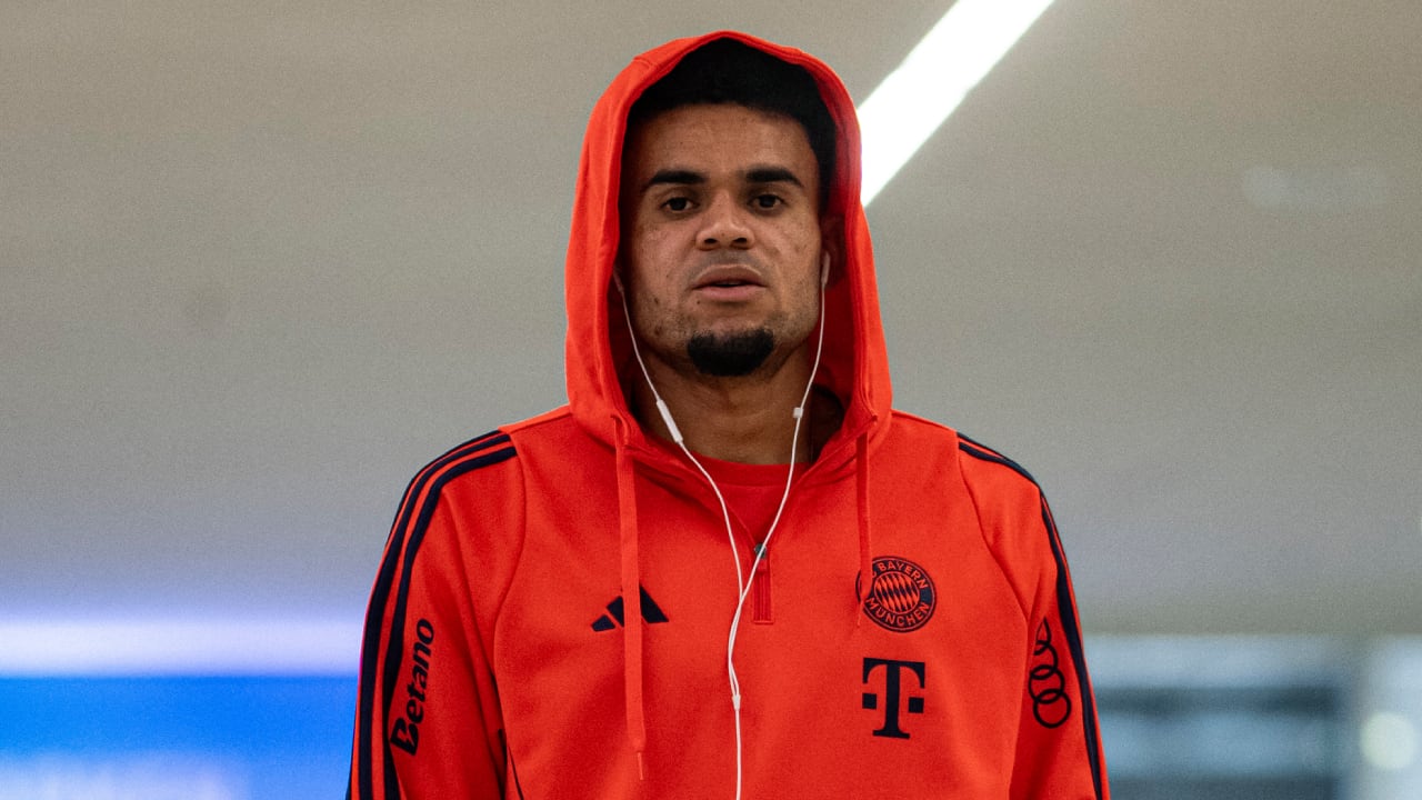 Luis Díaz llegando al Allianz Arena para el partido contra Augsburgo