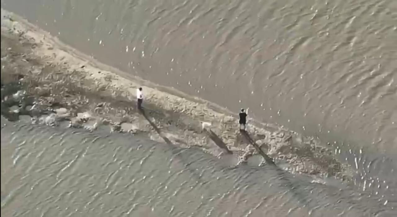 Alias H1 en el lago privado de su mansión en Llano Grande, Antioquia.