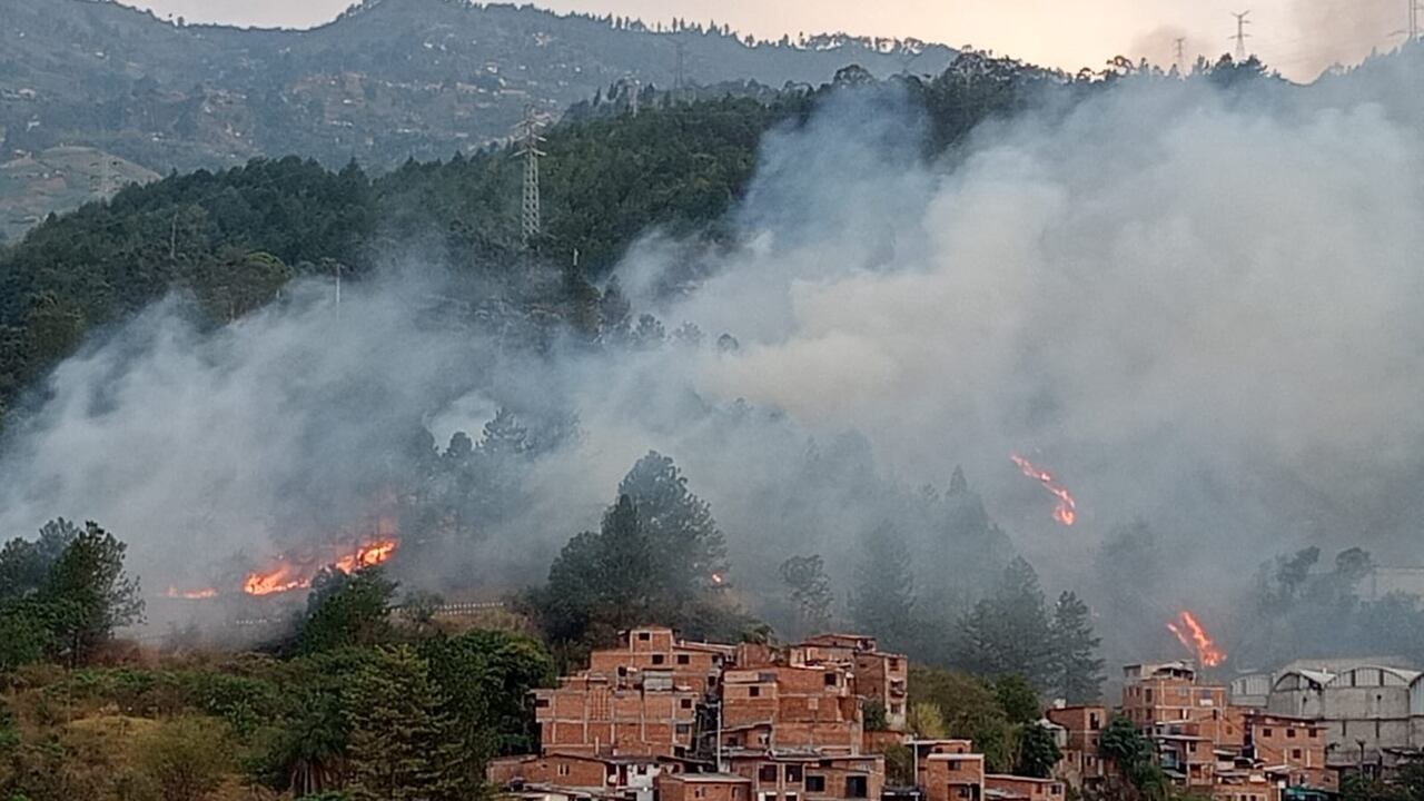 Reportan incendio forestal en Antioquia.