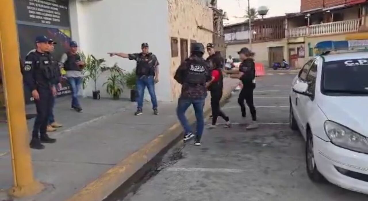 La mujer tuvo que ser trasladada a una estación de policía