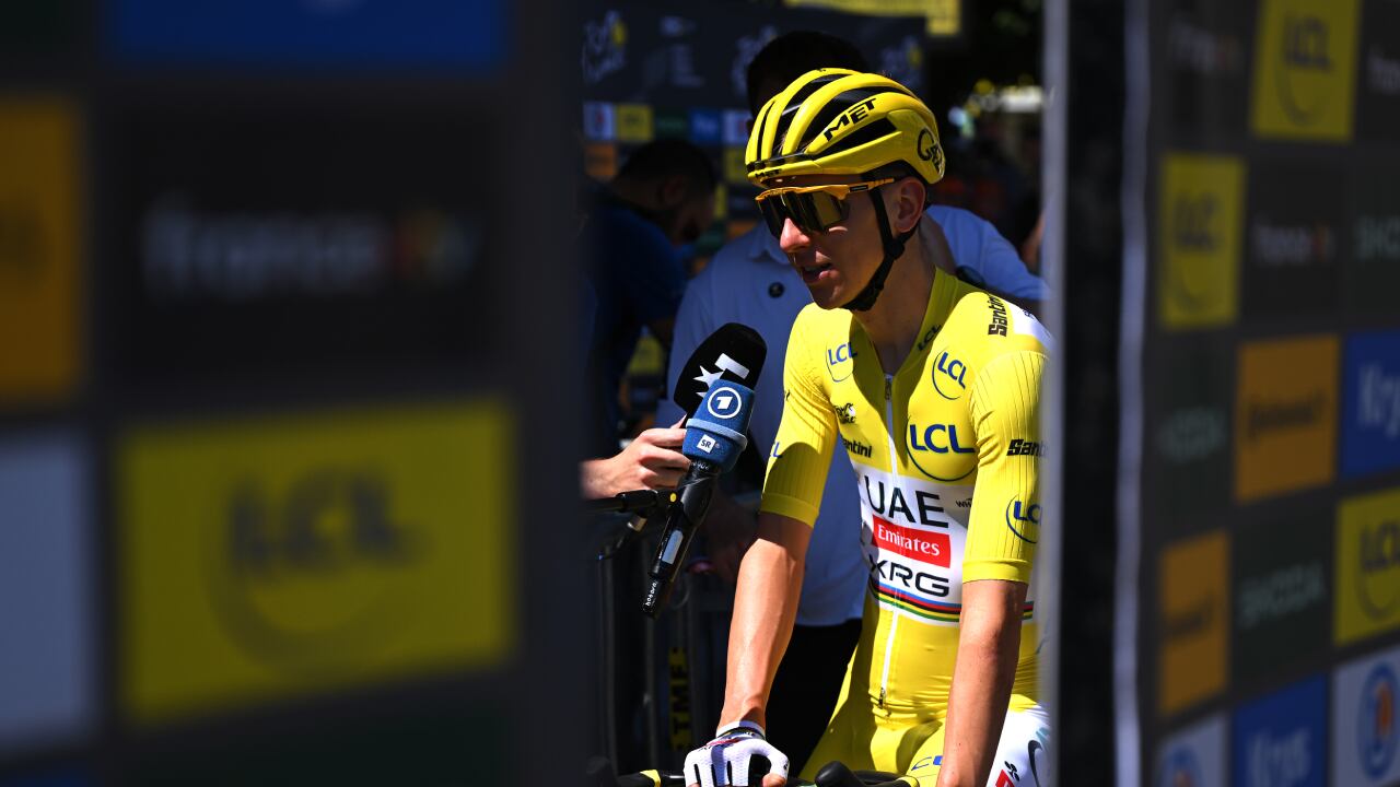 Tadej Pogacar atendiendo a los medios de comunicación en el Tour de Francia 2025
