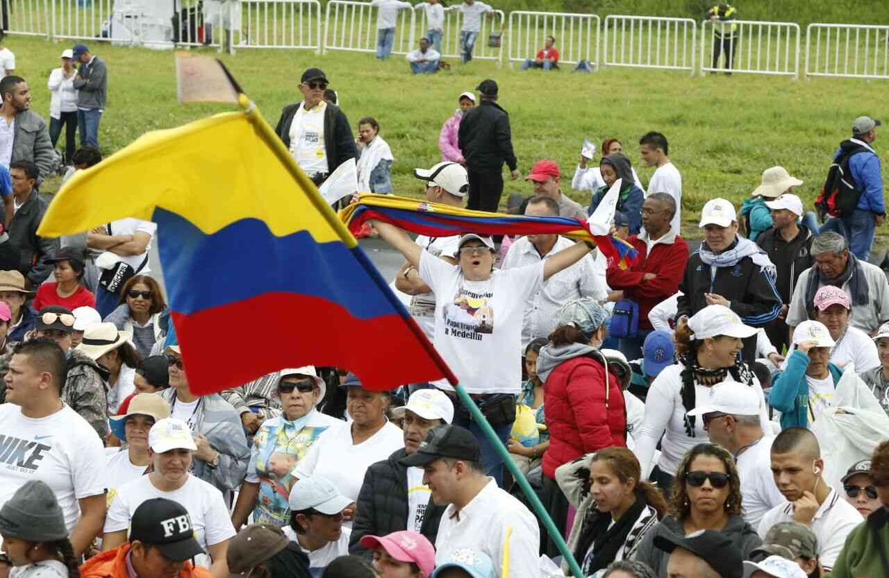 Fieles en el Aeropuerto Enrique Olaya Herrera. Foto: Guillermo Torres// SEMANA. 