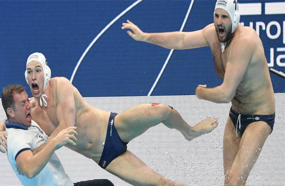 Jugadores de Hungría celebran su victoria sobre España, después del partido final de waterpolo masculino, en el Campeonato Europeo de esta disciplina,  el 26 de enero de 2020 en  Duna Arena de Budapest. Foto: Attila Kisbenedek/ AFP.