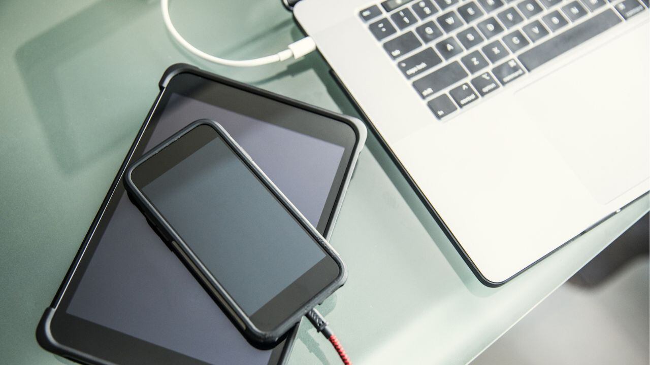 Cargar el celular desde el computador puede generar graves daños.