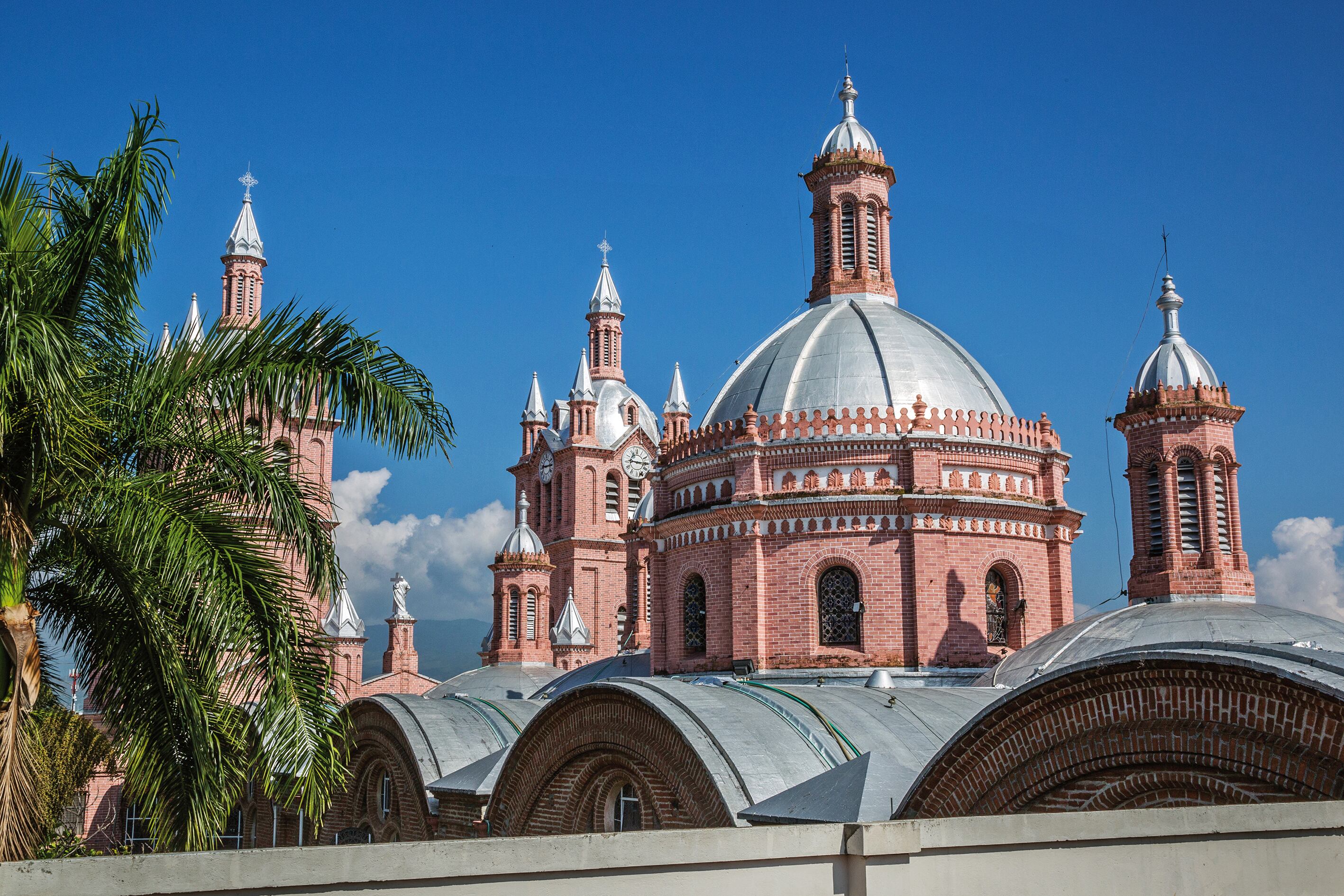 Buga, además de ser un centro de peregrinación, cuenta con una oferta imperdible para los amantes del deporte.