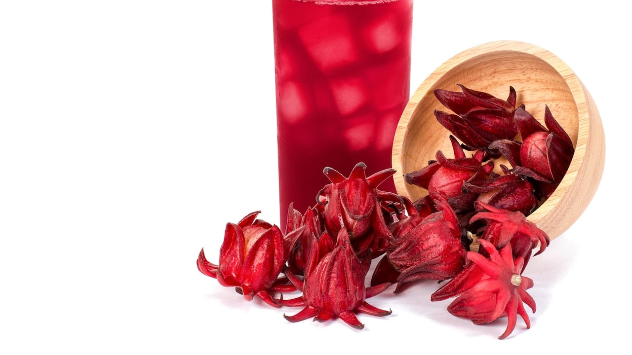 El agua de jamaica ayuda a disminuir la absorción de grasas en el intestino y a quemar la grasa acumulada en el organismo.