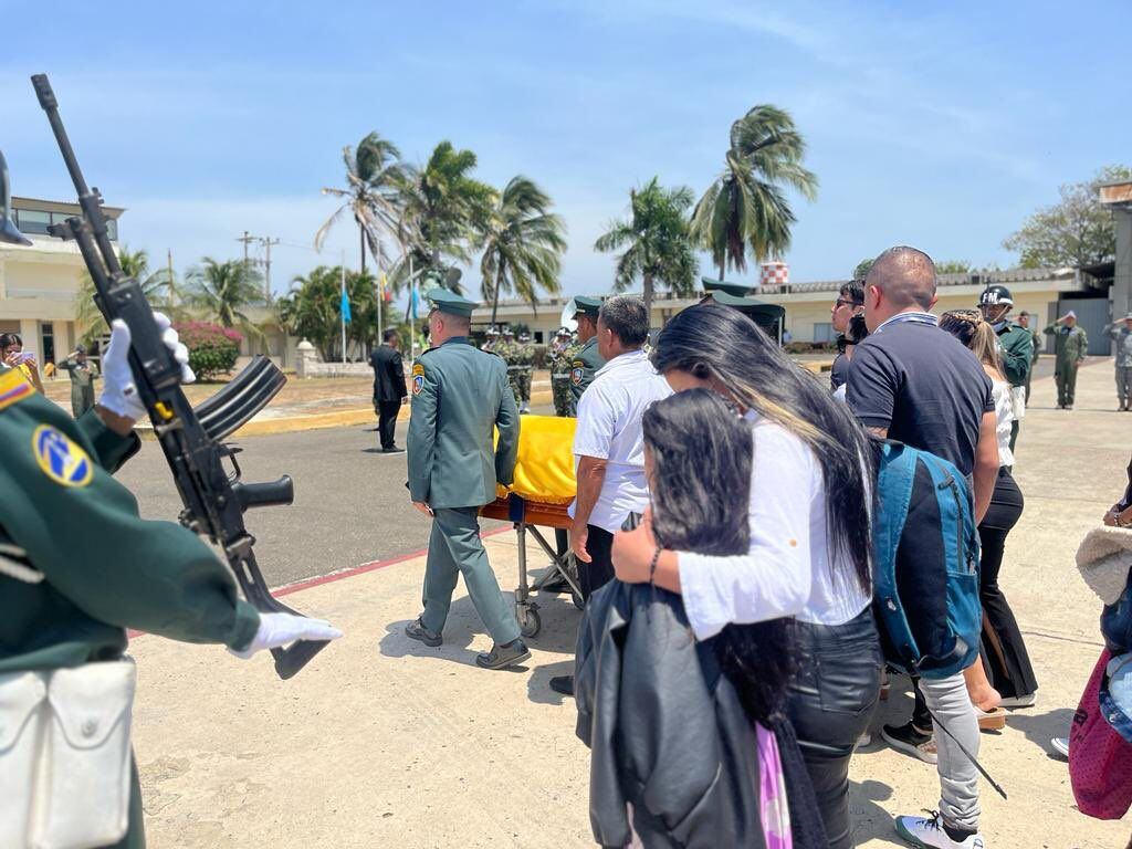 Militares y familiares se encargaron de recibir los restos.