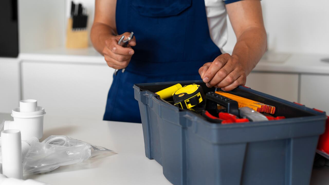 La Ley 675 de 2001 establece que la administración del conjunto es responsable de los mantenimientos de áreas comunes.