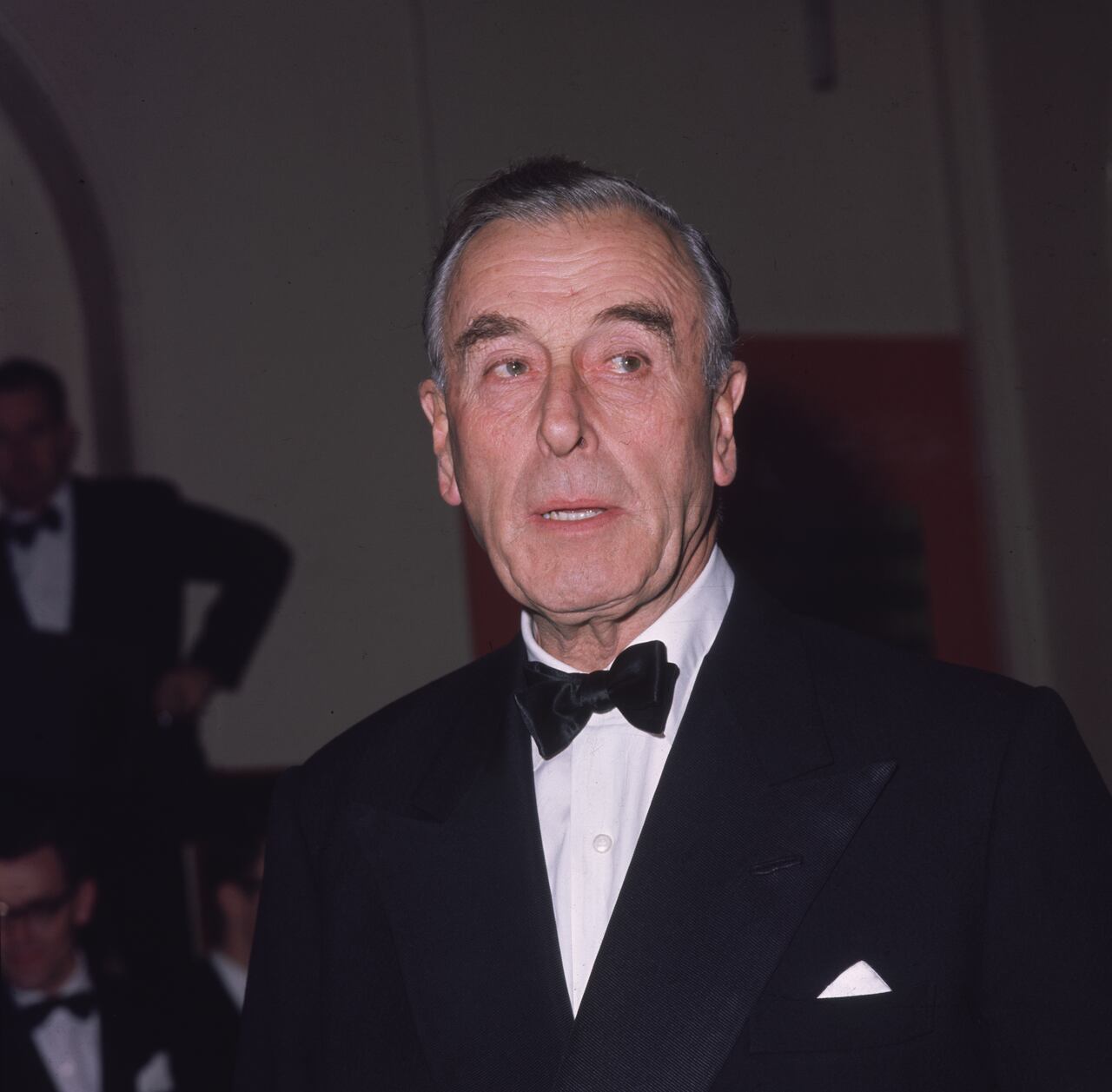 19 de diciembre de 1968: Earl Mountbatten (1900-1979) asiste a la vista previa de una serie de televisión en el Imperial War Museum de Londres. (Foto de Tim Graham / Fox Photos / Getty Images)