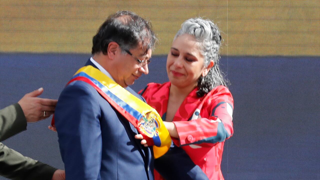 María José Pizarro colocó la banda presidencial a Gustavo Petro, presidente de Colombia. Bogota, Plaza de Bolívar, agosto 7 de 2022.
Foto Guillermo Torres Reina / Semana