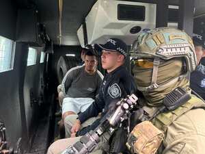 Momento en el que alias el Gringo queda a disposición de Colombia luego de su captura en Ecuador.