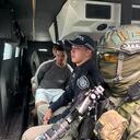 Momento en el que alias el Gringo queda a disposición de Colombia luego de su captura en Ecuador.