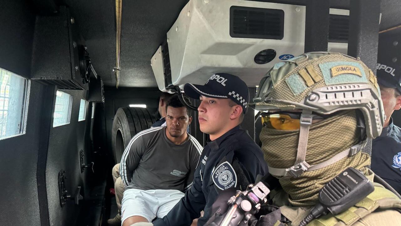 Momento en el que alias el Gringo queda a disposición de Colombia luego de su captura en Ecuador.