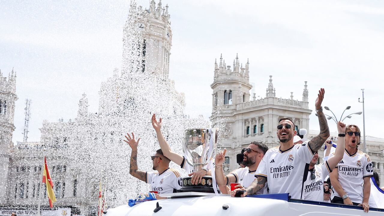El delantero español del Real Madrid #14 Joselu y sus compañeros de equipo desfilan a bordo de un autobús mientras celebran su 36º trofeo de la Liga en la plaza Cibeles de Madrid el 12 de mayo de 2024. Los aficionados del Real Madrid se alinean en las calles de Madrid mientras 'los blancos' celebran su 36ª Liga trofeo antes de enfrentarse al Borussia Dortmund en Wembley en la final de la Liga de Campeones el primero de junio (Foto de OSCAR DEL POZO / AFP)