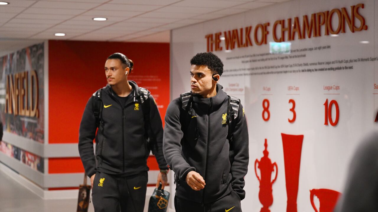 Luis Díaz llegó a Anfield acompañado de Darwin Núñez, quien lo reemplazó en el once inicial.