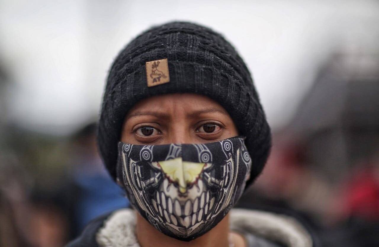 Con tapabocas, venezolanos esperan salir de Bogotá y llegar pronto a su destino. Foto: Esteban Vega/SEMANA