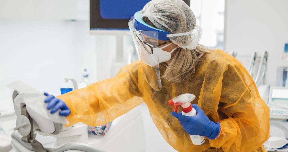 En clínicas y hospitales todos los muebles, equipos, superficies horizontales y las tocadas con frecuencia, deben ser limpiadas a fondo.