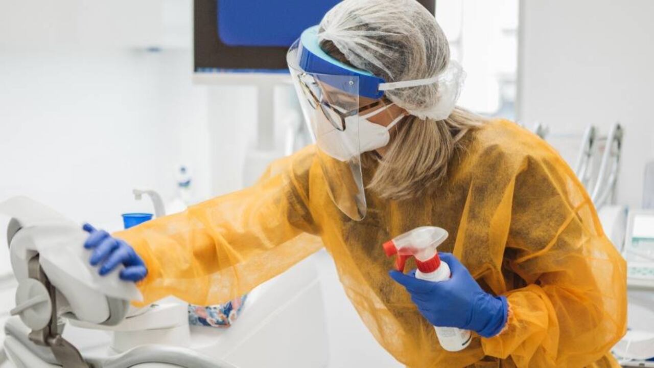 En clínicas y hospitales todos los muebles, equipos, superficies horizontales y las tocadas con frecuencia, deben ser limpiadas a fondo.