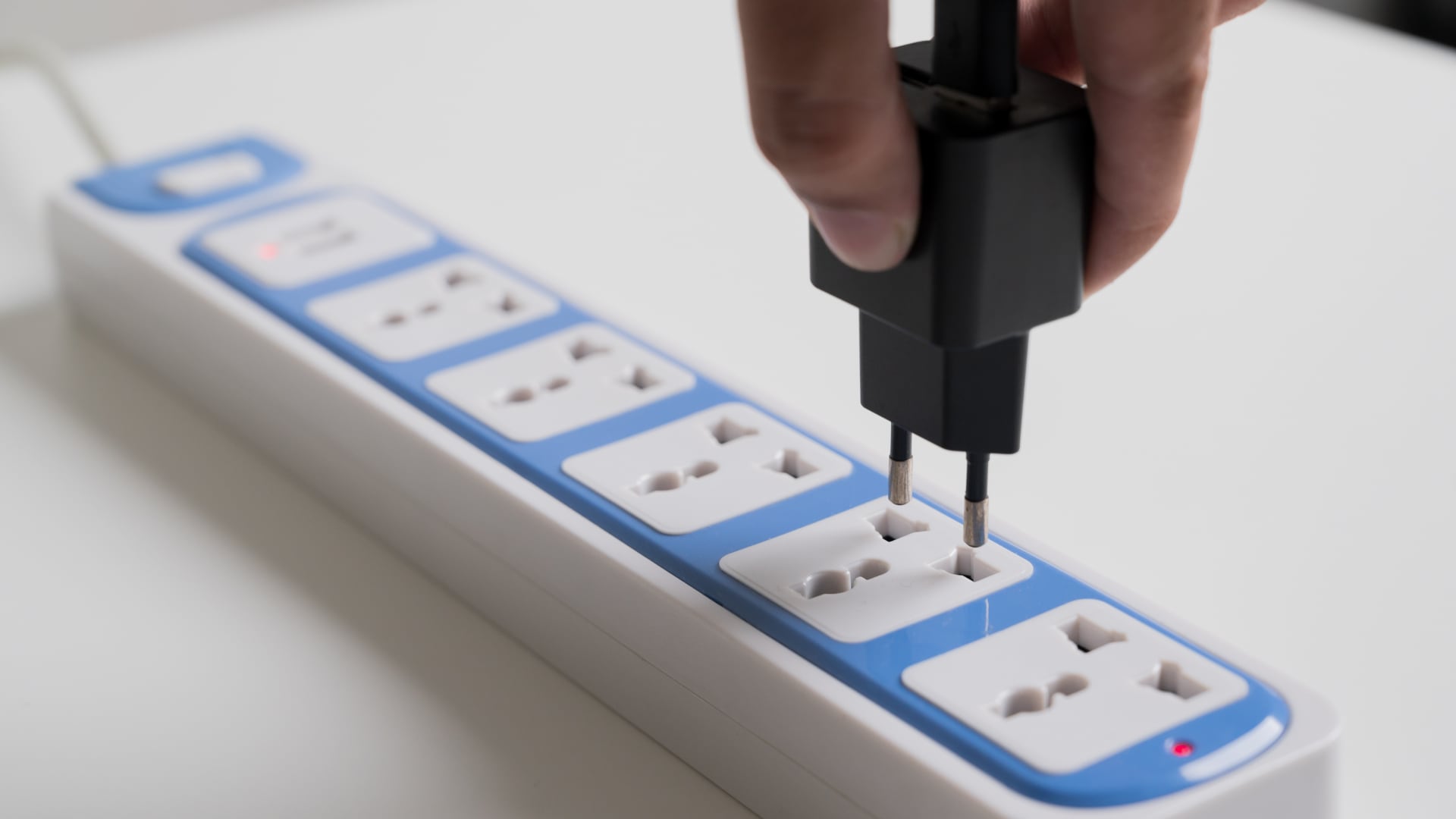 Una regleta eléctrica permite conectar varis dispositivos al mismo tiempo.