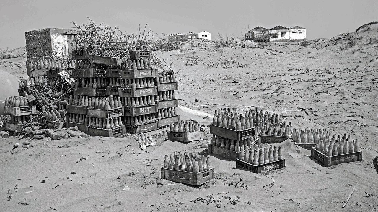 Botellas y arena caliente en Castilletes, Alta Guajira, 2016