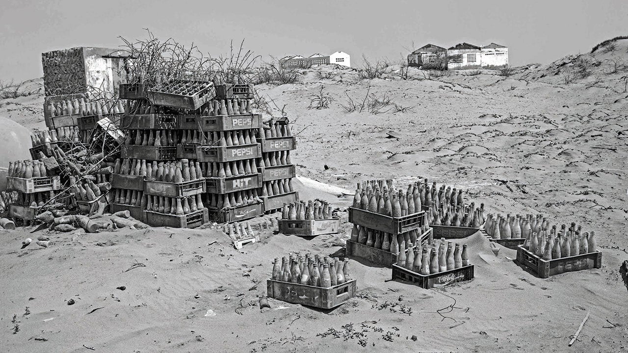 Botellas y arena caliente en Castilletes, Alta Guajira, 2016
