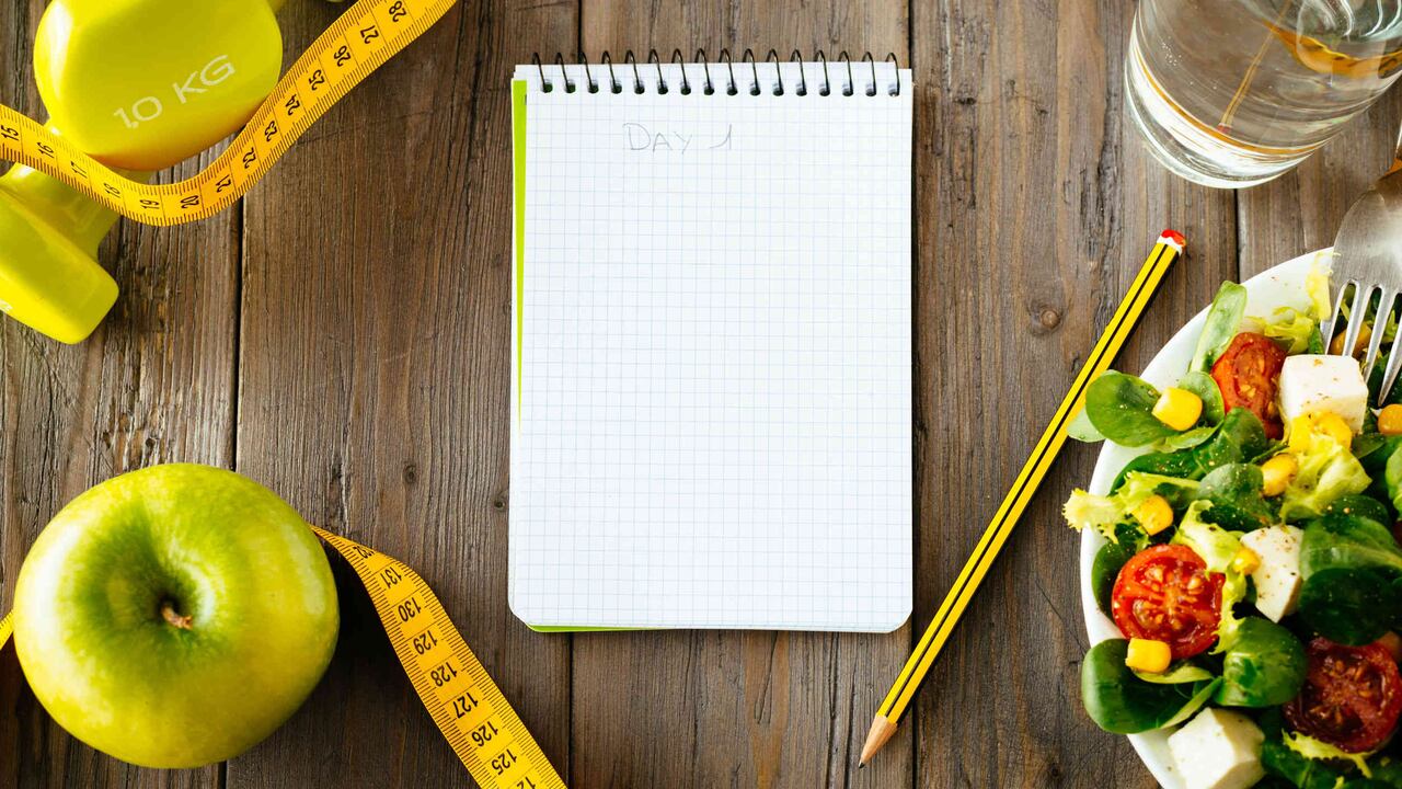 Uno de los trucos más recomendados es empezar a comer en platos pequeños.