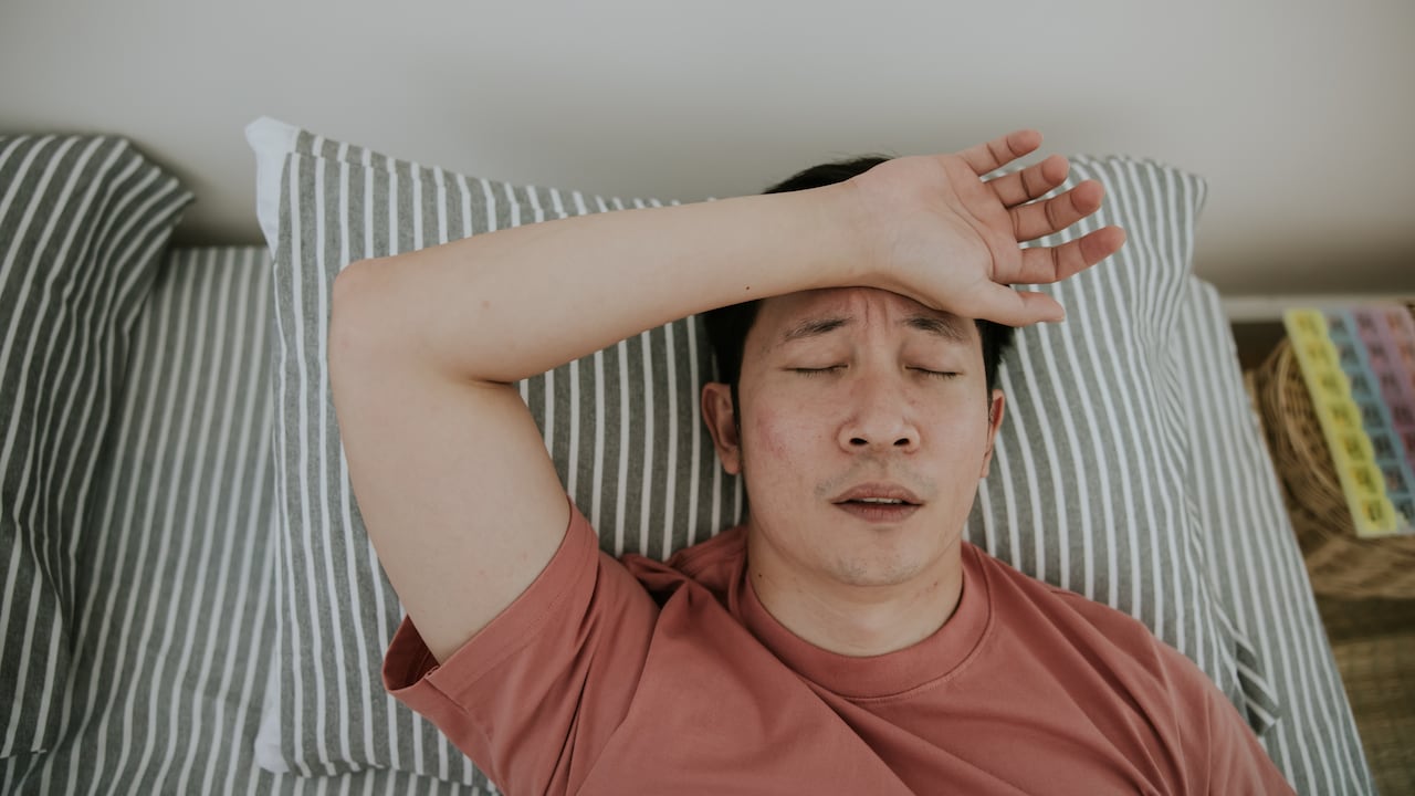 A los dolores de cabeza que se producen a la hora de dormir se le conocen como cefaleas nocturnas. Getty Images.